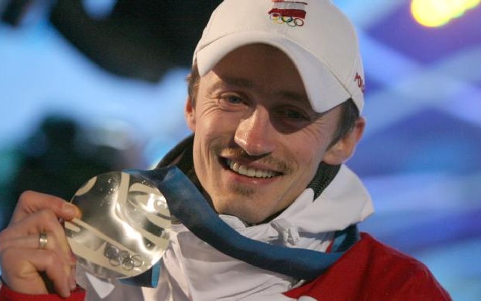 Adam Małysz z olimpijskim trofeum