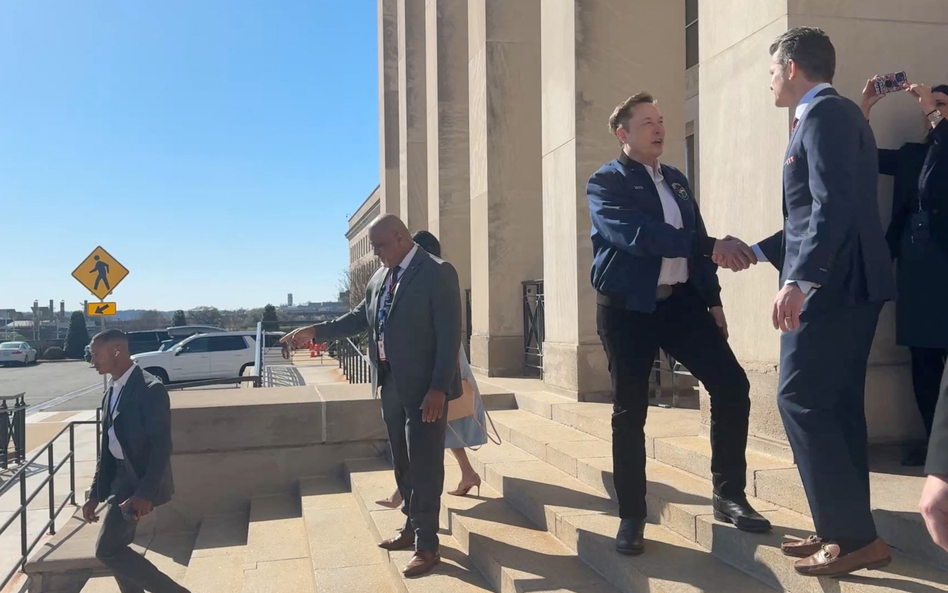 Elon Musk i sekretarz obrony USA Pete Hegseth przed budynkiem Pentagonu