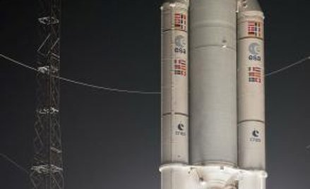 Pierwsze sekundy po starcie. Ważąca 770 ton rakieta Ariane 5 unosi się na słupie ognia