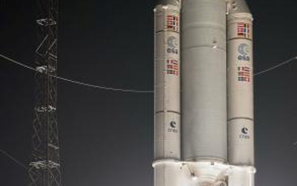 Pierwsze sekundy po starcie. Ważąca 770 ton rakieta Ariane 5 unosi się na słupie ognia