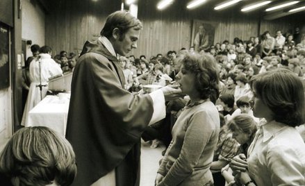 Jesień 1981, strajk na Akademii Medycznej w Warszawie. Ks. Jerzy był kapelanem robotników i studentó