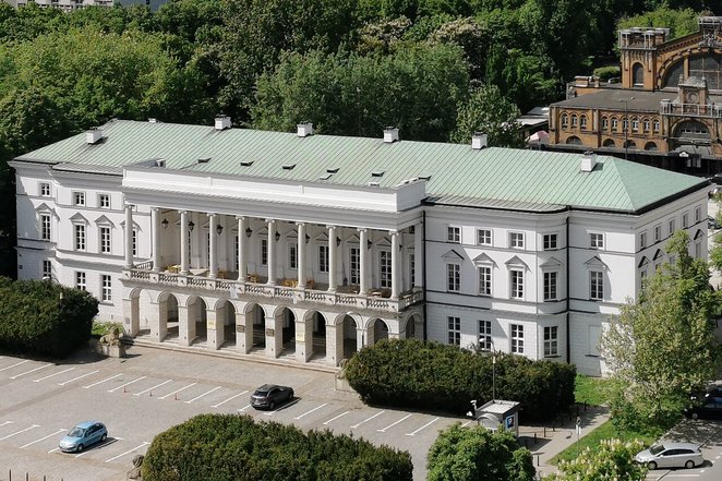 Obrócony Pałac Lubomirskich zamyka dziś oś Saską i zasłania fasadę Hali Gwardii