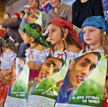 Plakat ze zdjęciem piłkarskiej gwiazdy pochodzenia romskiego Banela Nicolity i hasłem: „zagrałbyś ze