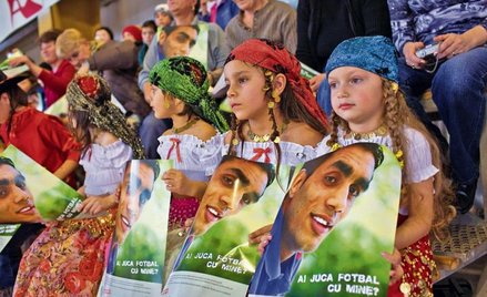 Plakat ze zdjęciem piłkarskiej gwiazdy pochodzenia romskiego Banela Nicolity i hasłem: „zagrałbyś ze