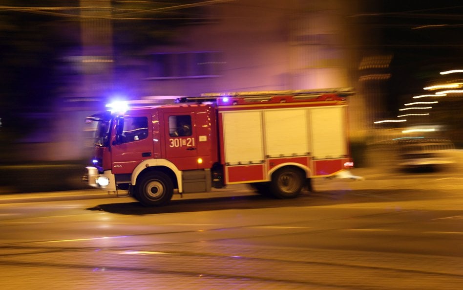Nocny pożar 11-piętrowego bloku w Rzeszowie. 250 osób ewakuowanych, nie żyje 14-latka
