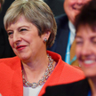 Theresa May chce zapewnić wyższe napiwki kelnerom