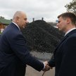 Wicepremier, minister aktywów państwowych Jacek Sasin (L) oraz prezydent Otwocka Jarosław Margielski