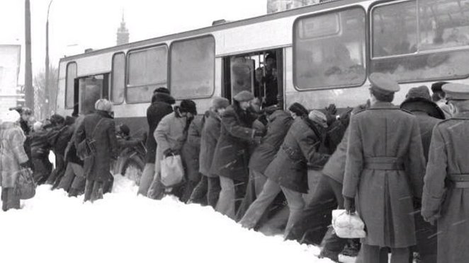 Warszawiacy z poświęceniem waczyli o każdy autobus, bo też z powodu zasp przyjeżdżało ich niewiele i