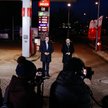 Premier Mateusz Morawiecki (C), prezes zarządu PKN ORLEN Daniel Obajtek (P) oraz sekretarz stanu w K