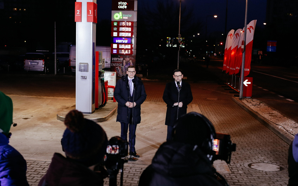 Premier Mateusz Morawiecki (C), prezes zarządu PKN ORLEN Daniel Obajtek (P) oraz sekretarz stanu w K