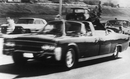 Limuzyna prezydenta Kennedy'ego na ulicy Dallas w sekundę po zamachu. Czy naprawdę strzelał tylko Le