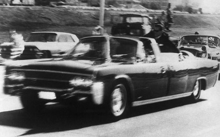 Limuzyna prezydenta Kennedy'ego na ulicy Dallas w sekundę po zamachu. Czy naprawdę strzelał tylko Le