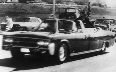 Limuzyna prezydenta Kennedy'ego na ulicy Dallas w sekundę po zamachu. Czy naprawdę strzelał tylko Le