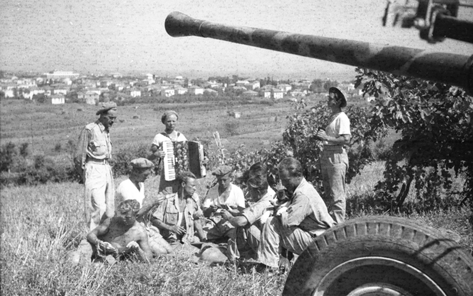 Nowa wystawa w Domu Spotkań z Historią. Żołnierska wędrówka na fotografii