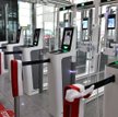 Prezentacja bramek do automatycznej kontroli granicznej w hali odlotów Portu Lotniczego Wrocław
