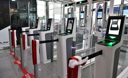 Prezentacja bramek do automatycznej kontroli granicznej w hali odlotów Portu Lotniczego Wrocław