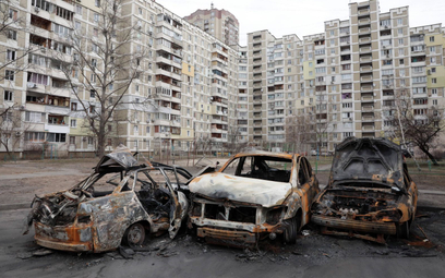 Zniszczone przez rosyjski ostrzał osiedle w Kijowie