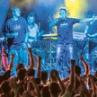 Rapowy show na bogato – Łona i zespół The Pimps. To koncertowa wersja duetu Łona i Webber, klasyczne