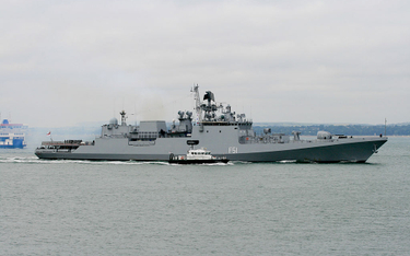 Rosyjska fregata płynie w kierunku Morza Azowskiego
