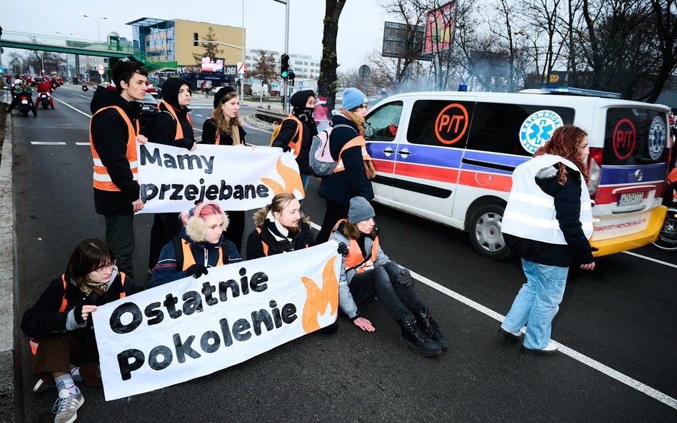 Aktywiści z Ostatniego Pokolenia organizują protesty na stołecznej Wisłostradzie od 25 listopada