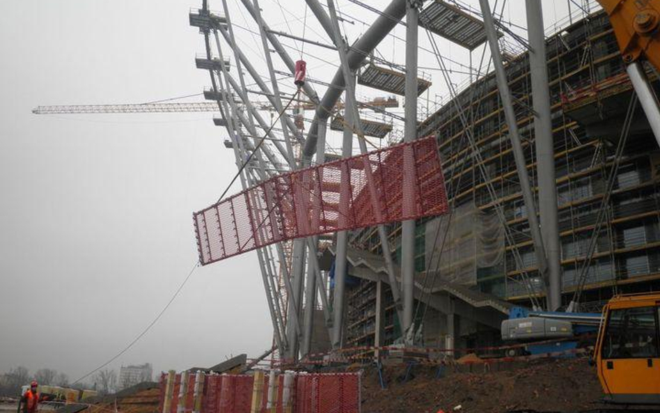 Rozpoczął się montaż elewacji na Stadionie Narodowym