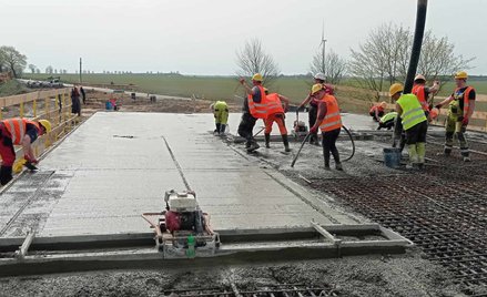 Betonowe odcinki trasy S6 ze względu na proces technologiczny muszą być budowane bez przerwy, 24 god