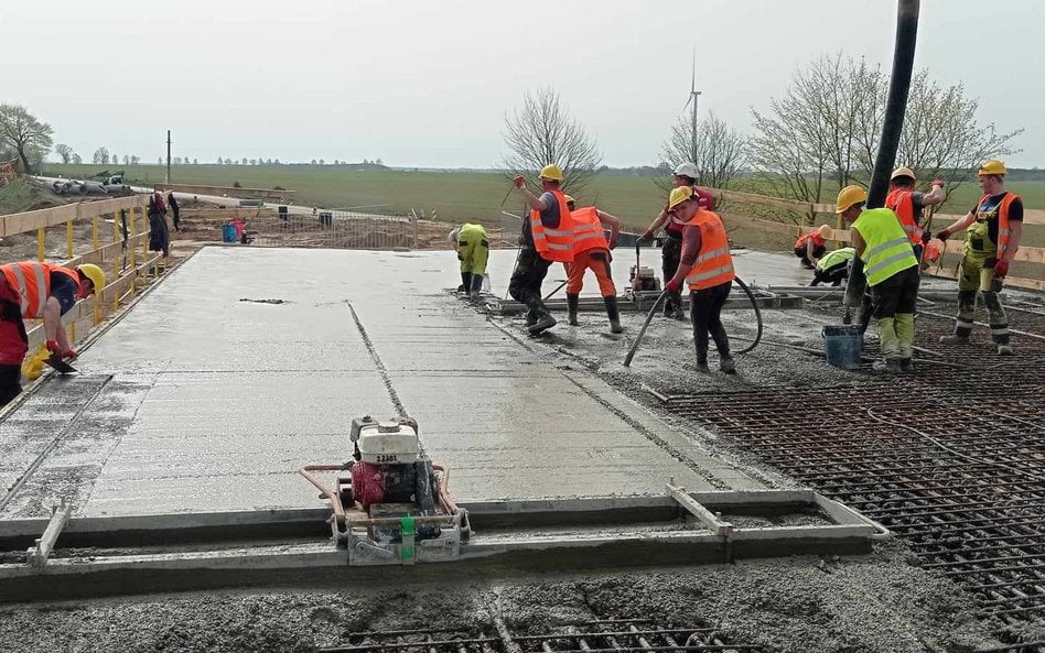 Betonowe odcinki trasy S6 ze względu na proces technologiczny muszą być budowane bez przerwy, 24 god