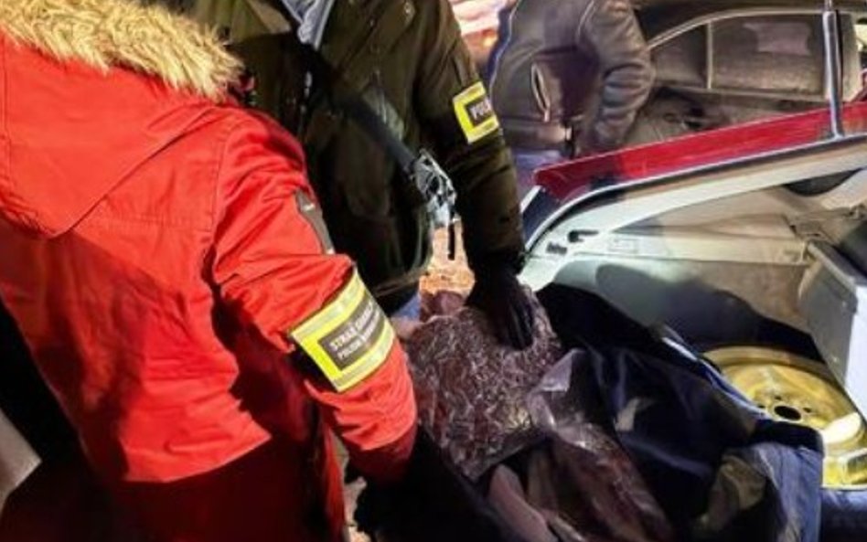 Kierujący autem mężczyzna zaparkował w bezpośrednim sąsiedztwie nieoznakowanego radiowozu, nie zdają