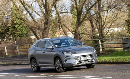 Klienci w Europie coraz częściej wybierają hybrydy plug-in, a ich rosnącą popularność najlepiej wyko