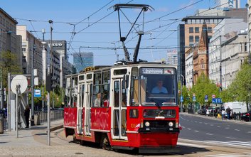 Dla warszawiaków 105N szybko stały się symbolem miejskiego krajobrazu lat 70. i 80.