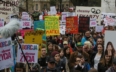 9 kwietnia, Warszawa. Demonstracja przeciwników zaostrzenia ustawy antyaborcyjnej