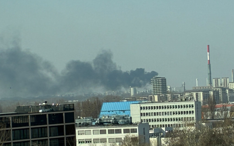 Dym pożaru na Białołęce widoczny jest z dużej odległości