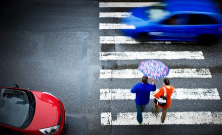 Polskie przejścia dla pieszych nie są raczej bezpiecznym azylem. Problemem jest m.in. zbyt szeroka j