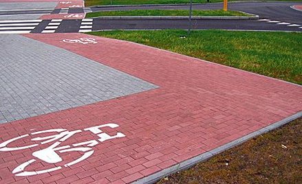 Żaden rower nie skręci pod kątem prostym. Minimalny łuk ma średnicę 4 metrów. „Ekierka” na skrzyżowa