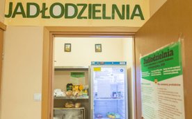 W Warszawie działa 47 jadłodzielni, czyli specjalnie oznaczonych lodówek i szafek, w których każdy m
