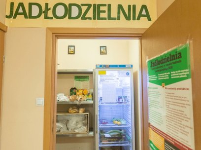 W Warszawie działa 47 jadłodzielni, czyli specjalnie oznaczonych lodówek i szafek, w których każdy m