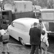 Każdy wypadek samochodowy w latach 50. był sensacją (z prawej). A kiedy zderzyło się kilka aut, wiad