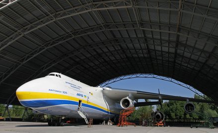 Mrija An-225 w hangarze na lotnisku w Hostomelu, jeszcze przed inwazją Rosji na Ukrainę