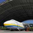 Mrija An-225 w hangarze na lotnisku w Hostomelu, jeszcze przed inwazją Rosji na Ukrainę