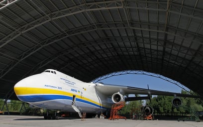 Mrija An-225 w hangarze na lotnisku w Hostomelu, jeszcze przed inwazją Rosji na Ukrainę