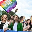 Szefowa MRPiPS Agnieszka Dziemianowicz-Bąk (C-P) oraz wicewojewoda pomorska Anna Olkowska-Jacyno (C-