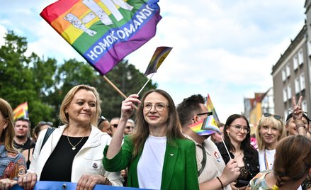 Szefowa MRPiPS Agnieszka Dziemianowicz-Bąk (C-P) oraz wicewojewoda pomorska Anna Olkowska-Jacyno (C-