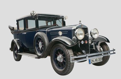 Supermodnego w swoim czasie Horcha 305 Landaulet napędza rzędowy silnik ośmiocylindrowy.