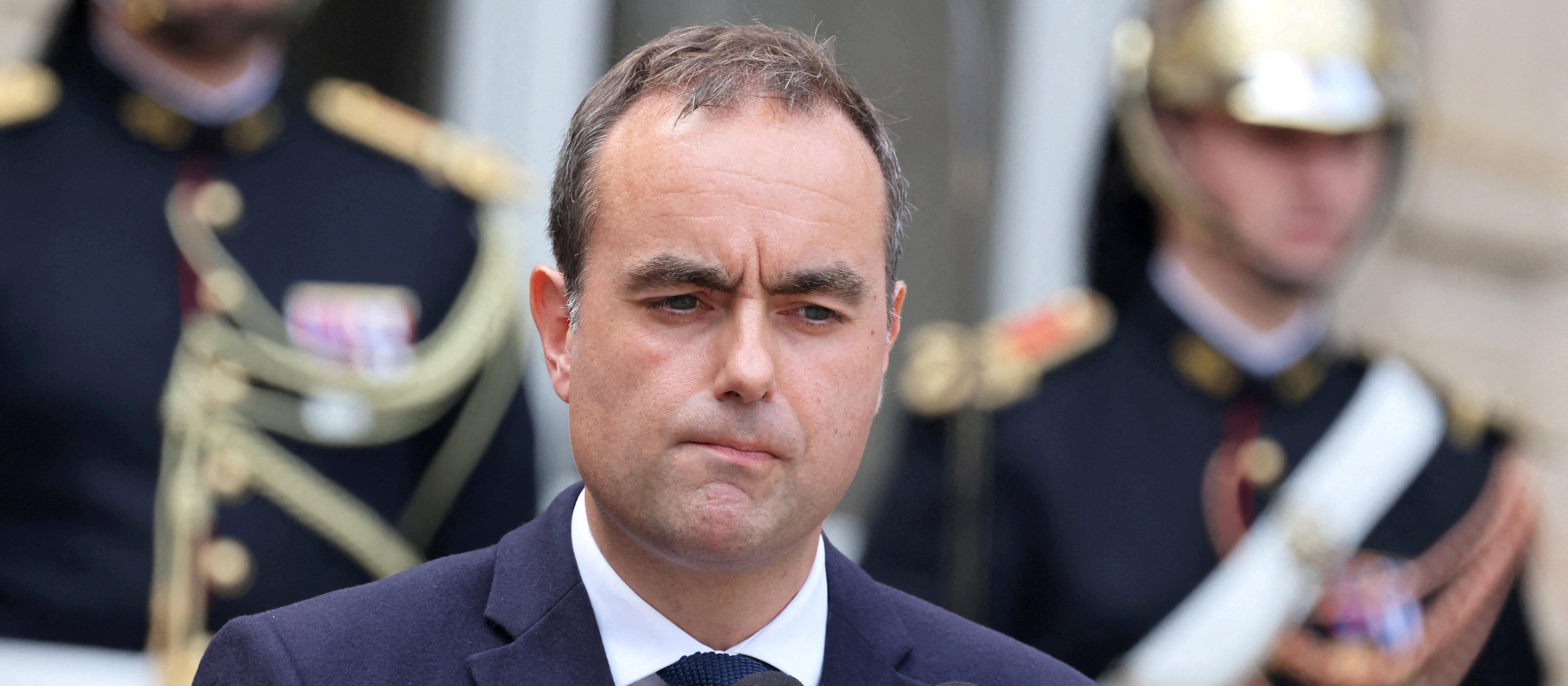 Euro i akcje francuskie tracą po dymisji premiera Francji