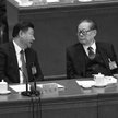 Jiang Zemin podczas rozmowy z Xi Jinpingiem na XIX zjeździe Komunistycznej Partii Chin