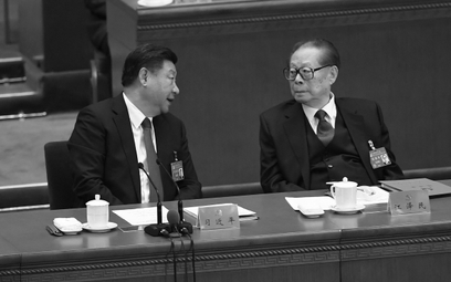 Jiang Zemin podczas rozmowy z Xi Jinpingiem na XIX zjeździe Komunistycznej Partii Chin