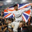 Lewis Hamilton zdobył swój drugi tytuł mistrza świata, pokonując partnera z Mercedesa i przyjaciela 