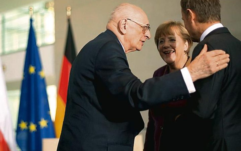 Władysław Bartoszewski w towarzystwie kanclerz Angeli Merkel i premiera Donalda Tuska w czasie niemi
