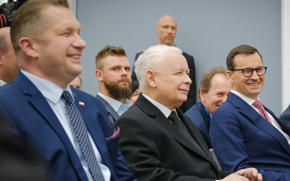 Były minister edukacji Przemysław Czarnek, prezes PiS Jarosław Kaczyński i były premier Mateusz Mora