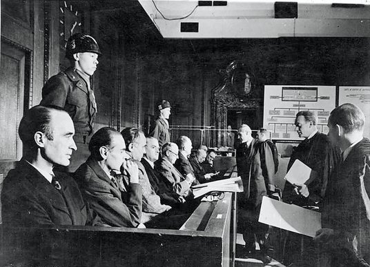 Proces zbrodniarzy nazistowskich w Norymberdze. Na ławie oskarżonych pierwszy od lewej: Alfried Krup